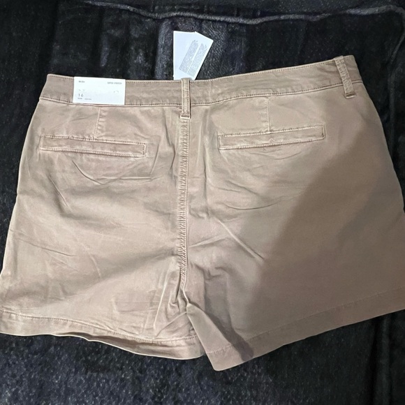 American Eagle Super Stretch Midi Khaki Shorts - Picture 2 of 4